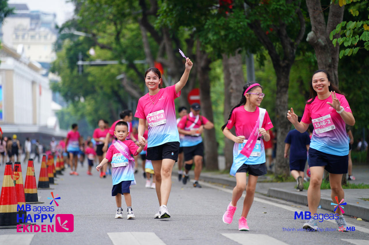 800 gia đình sải bước chạy gây quỹ ủng hộ trẻ em khuyết tật môi, hở hàm ếch