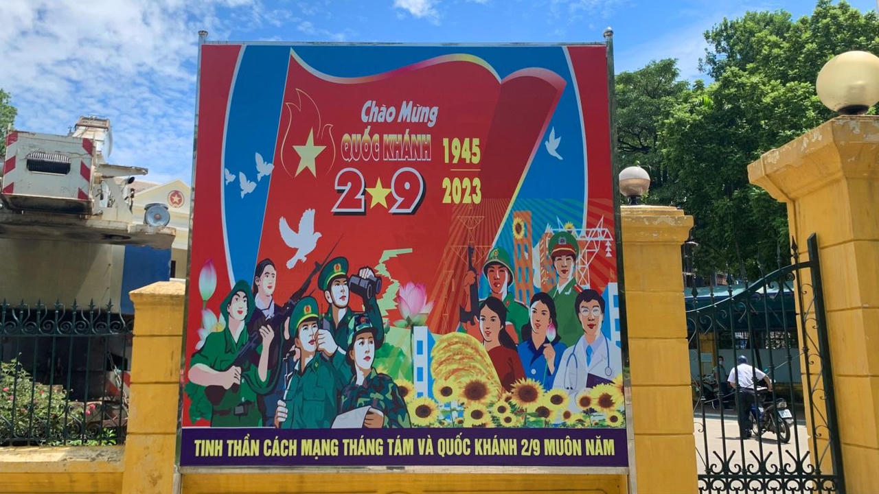 Phố phường Hà Nội rực rỡ cờ hoa chào mừng ngày Quốc khánh 