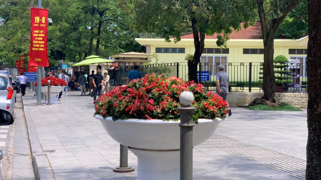 Phố phường Hà Nội rực rỡ cờ hoa chào mừng ngày Quốc khánh 