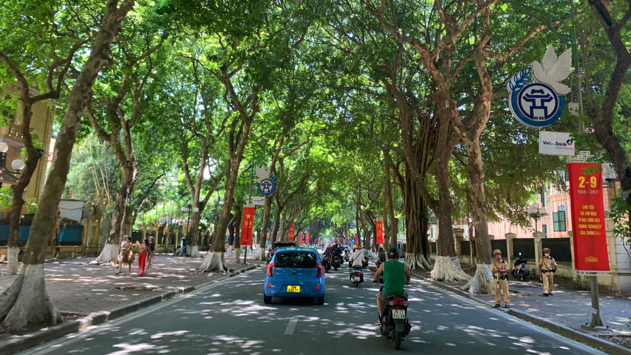 Phố phường Hà Nội rực rỡ cờ hoa chào mừng ngày Quốc khánh 