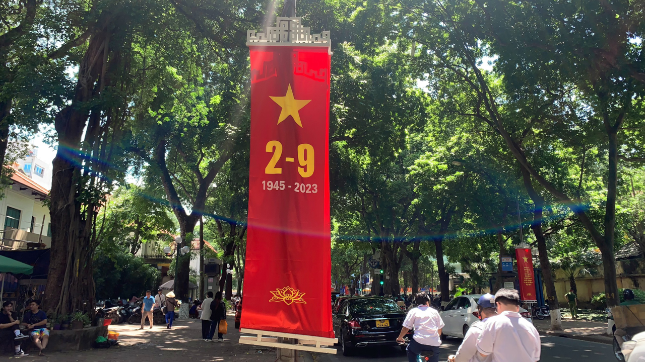Phố phường Hà Nội rực rỡ cờ hoa chào mừng ngày Quốc khánh 