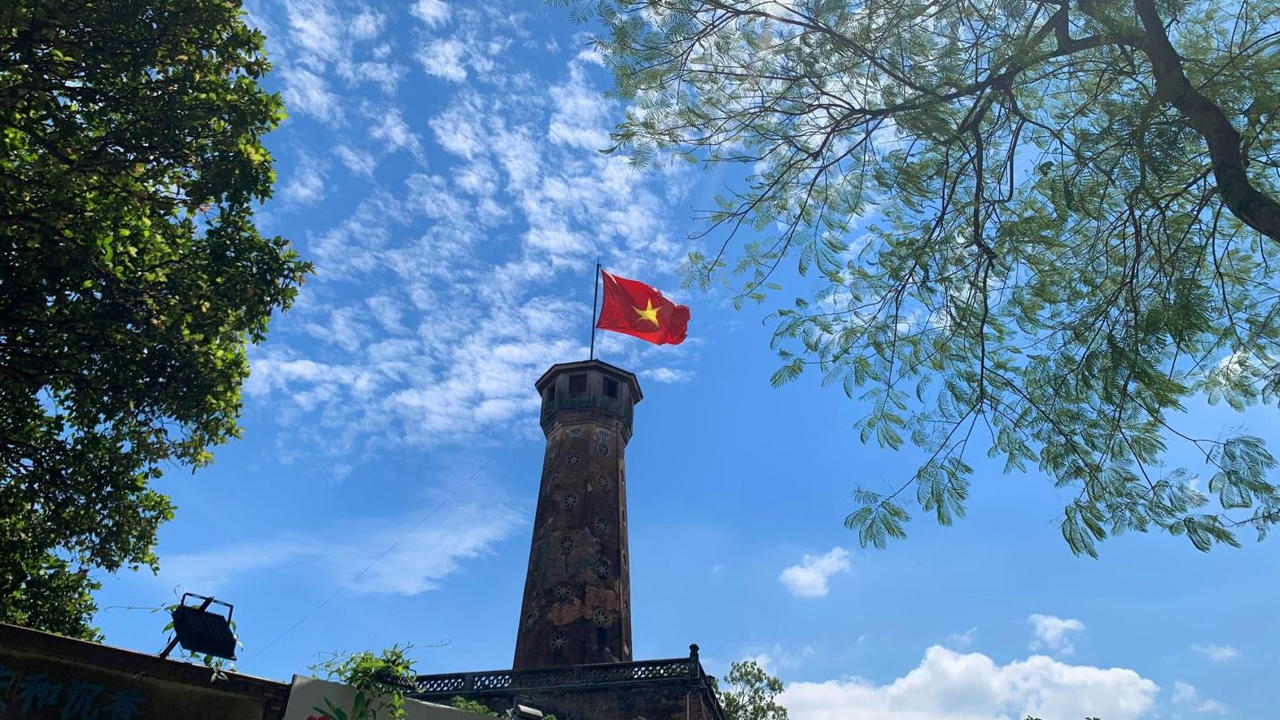 Phố phường Hà Nội rực rỡ cờ hoa chào mừng ngày Quốc khánh 