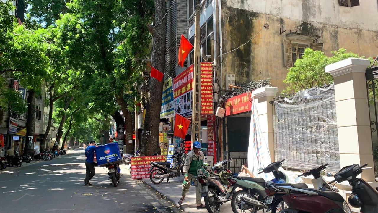 Phố phường Hà Nội rực rỡ cờ hoa chào mừng ngày Quốc khánh 