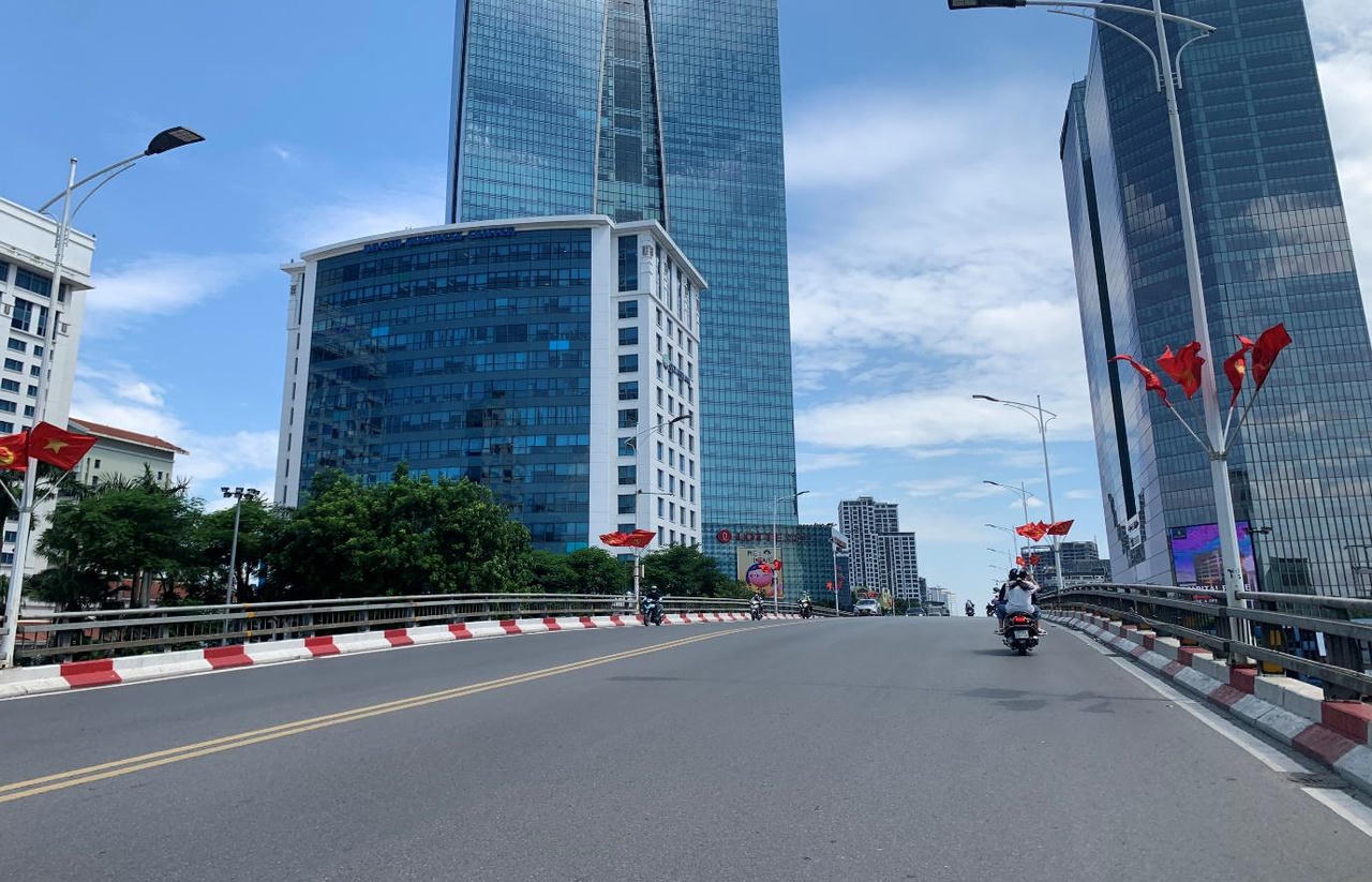 Phố phường Hà Nội rực rỡ cờ hoa chào mừng ngày Quốc khánh 