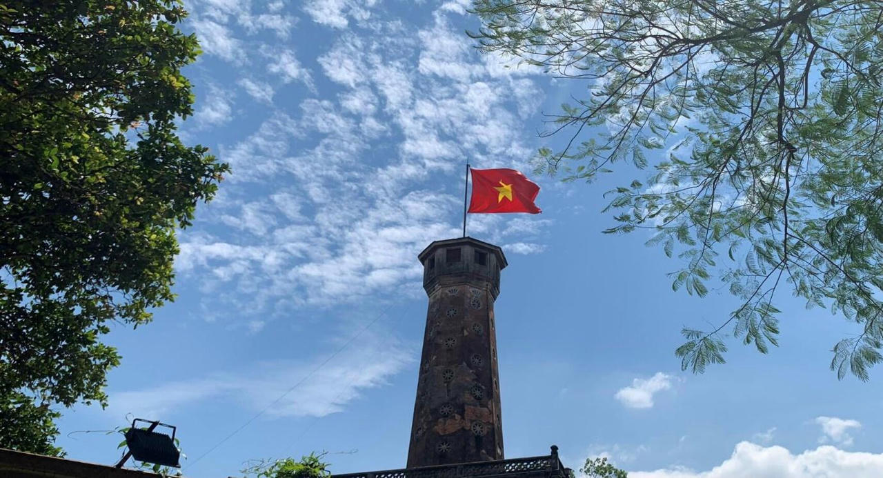 Phố phường Hà Nội rực rỡ cờ hoa chào mừng ngày Quốc khánh 