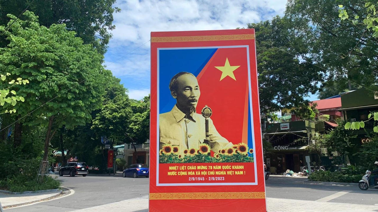 Phố phường Hà Nội rực rỡ cờ hoa chào mừng ngày Quốc khánh 
