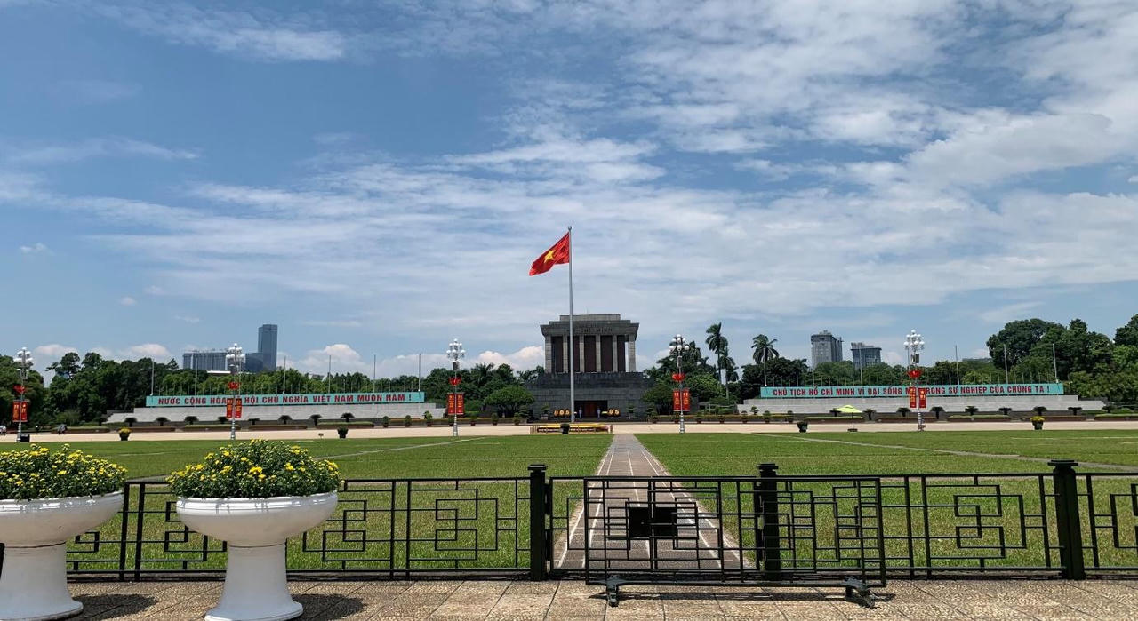 Phố phường Hà Nội rực rỡ cờ hoa chào mừng ngày Quốc khánh 