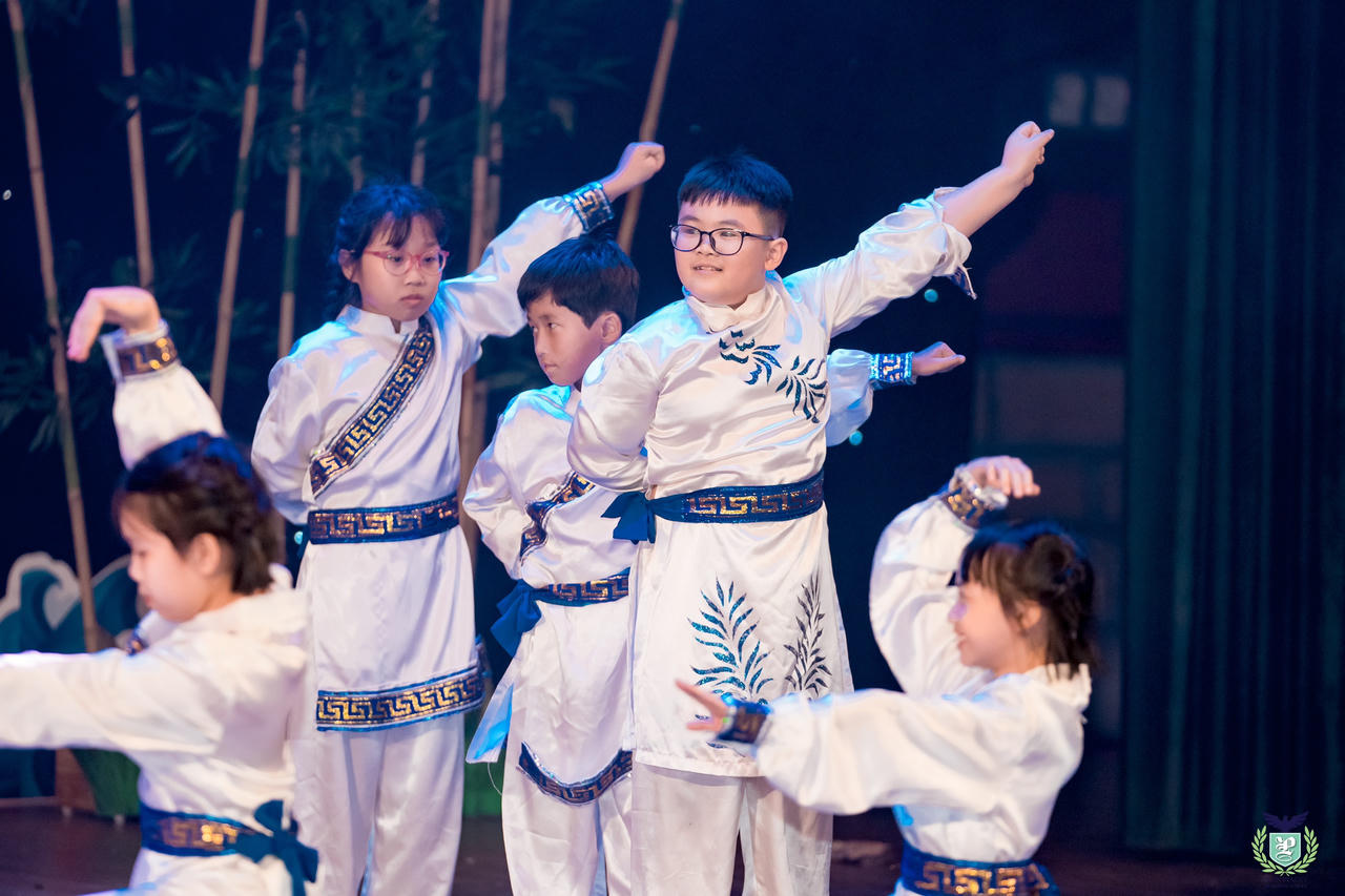 Học sinh trường tiểu học tổ chức Đại nhạc hội mùa thu "nguồn cội"