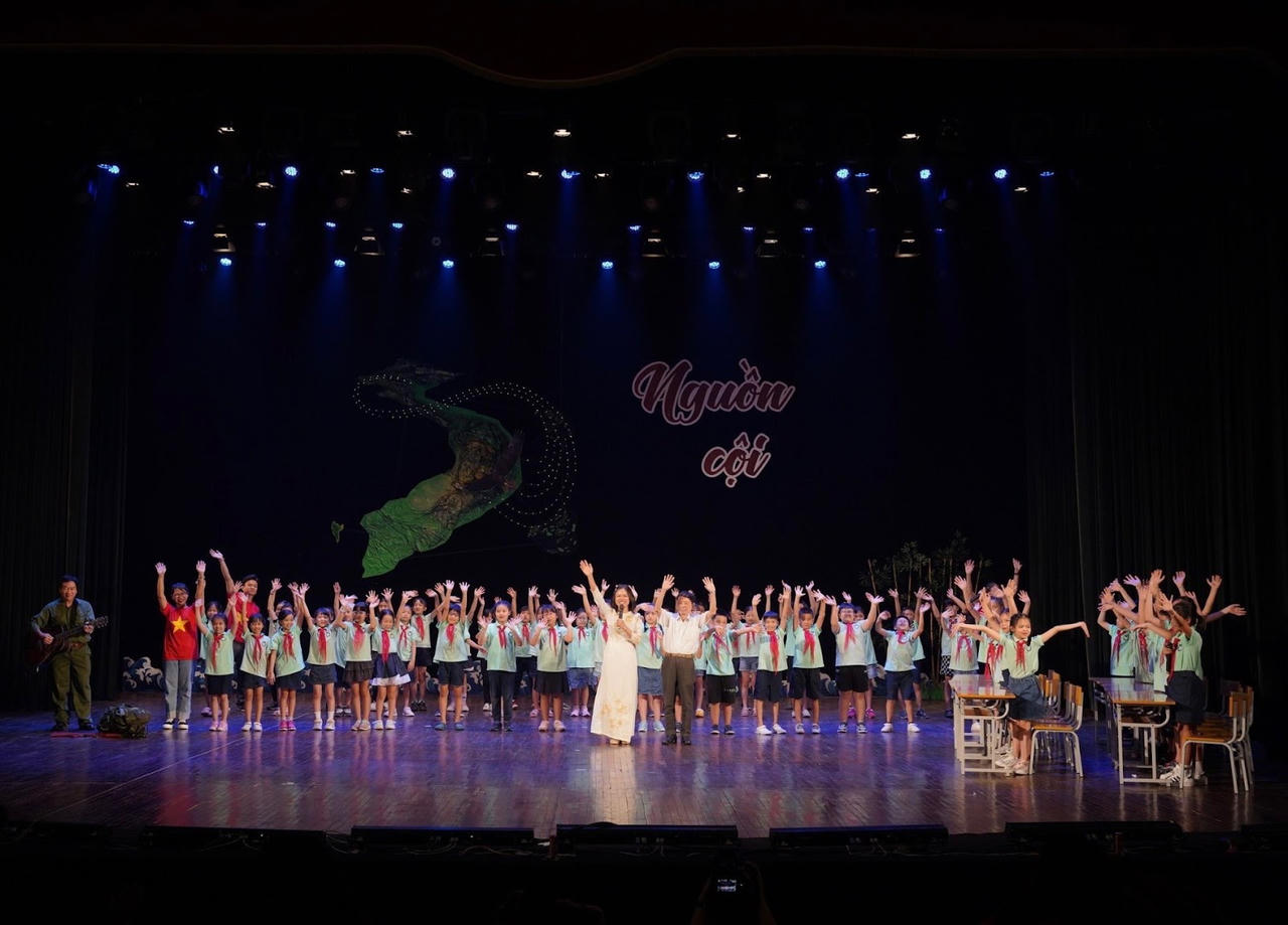Học sinh trường tiểu học tổ chức Đại nhạc hội mùa thu "nguồn cội"