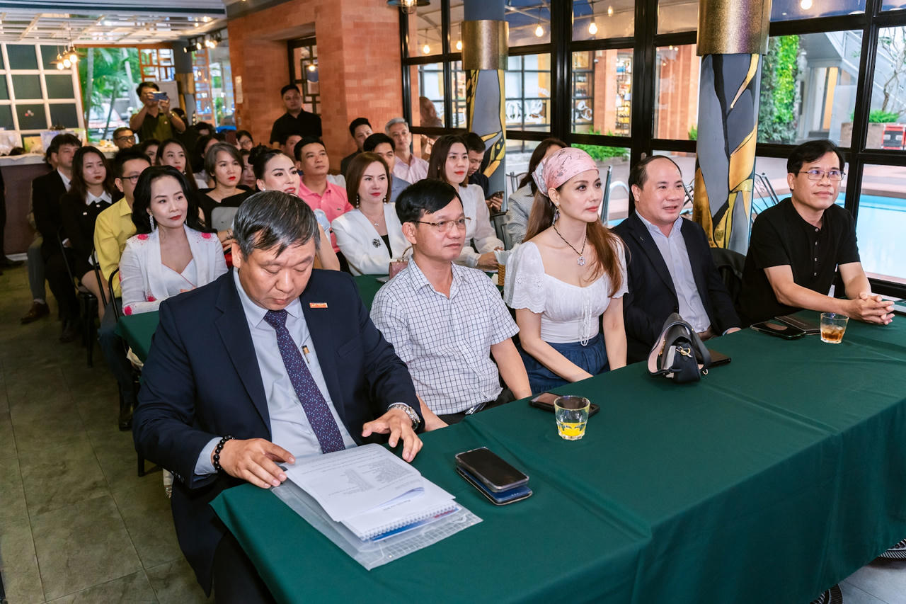 CLB Doanh nhân và Pháp luật tổ chức đêm nhạc "một chút yêu thương" nhằm gây quỹ giúp đỡ các nạn nhân bị tai nạn giao thông đang gặp khó khăn