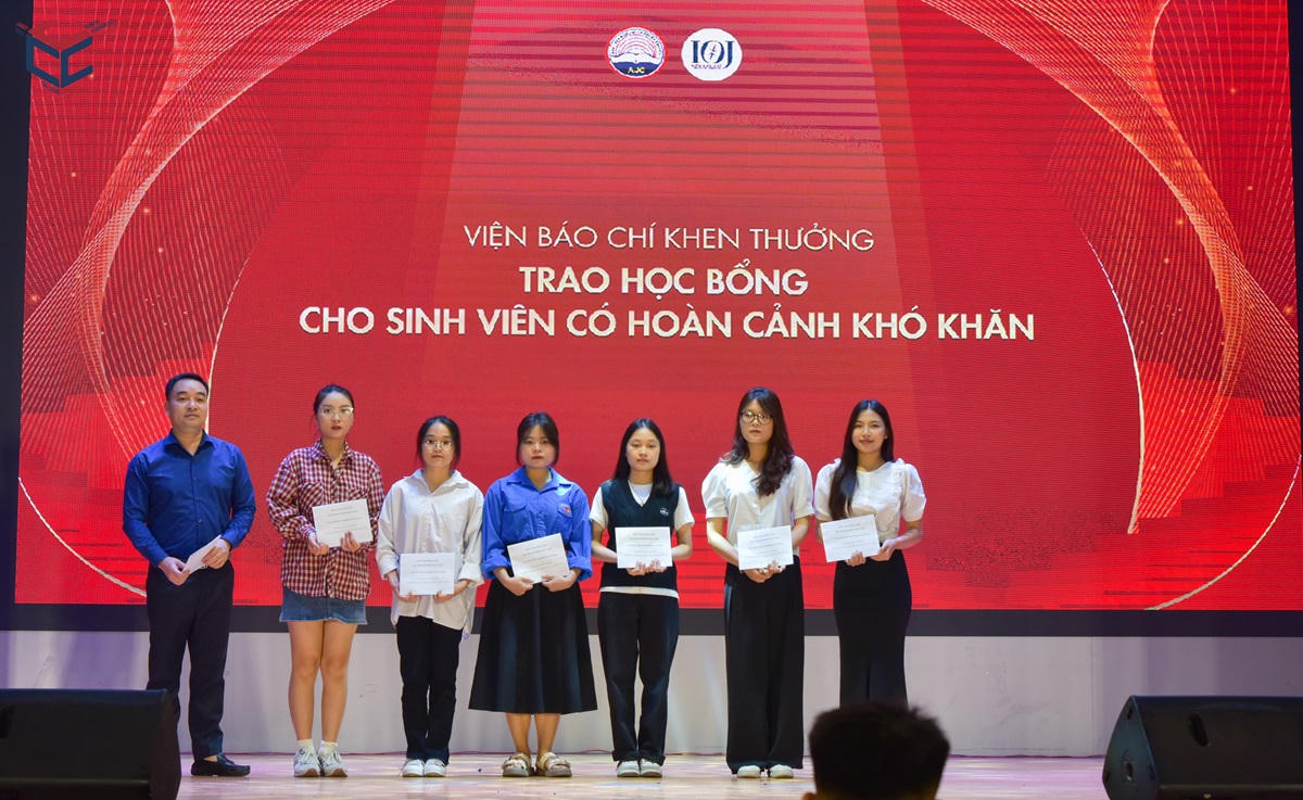 Lễ Trao Giải Báo chí - Truyền thông Thắp sáng (Fire Up): Thắp sáng đam mê cho sinh viên báo chí