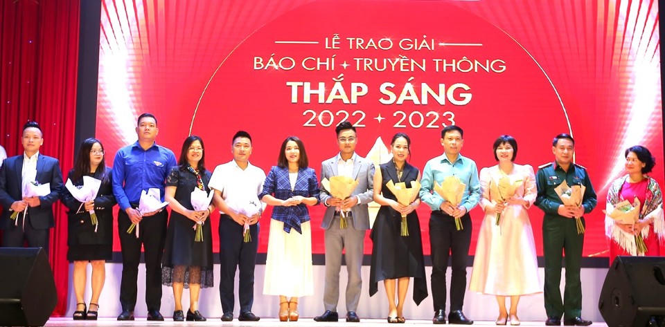 Lễ Trao Giải Báo chí - Truyền thông Thắp sáng (Fire Up): Thắp sáng đam mê cho sinh viên báo chí