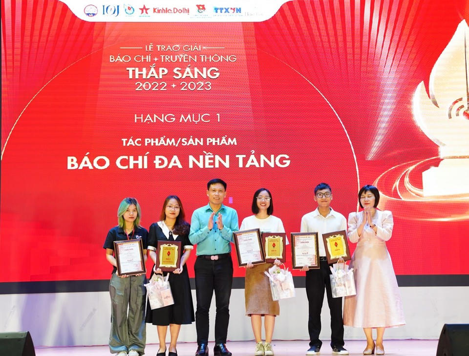 Lễ Trao Giải Báo chí - Truyền thông Thắp sáng (Fire Up): Thắp sáng đam mê cho sinh viên báo chí