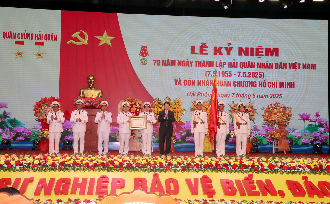 Kỷ niệm 70 năm Ngày thành lập Hải quân nhân dân Việt Nam: Quân chủng Hải quân đón nhận Huân chương Hồ Chí Minh