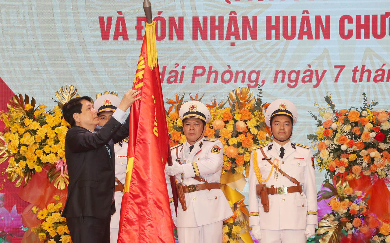 Kỷ niệm 70 năm Ngày thành lập Hải quân nhân dân Việt Nam: Quân chủng Hải quân đón nhận Huân chương Hồ Chí Minh