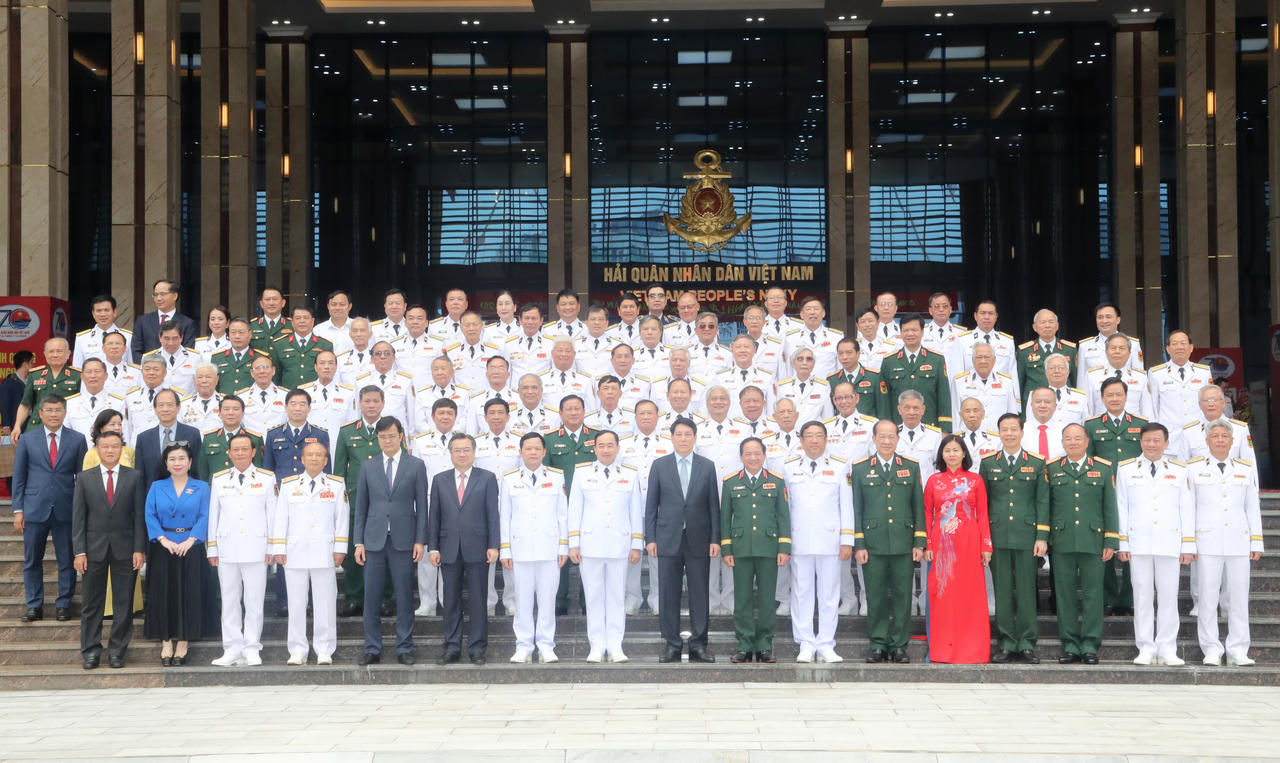 Kỷ niệm 70 năm Ngày thành lập Hải quân nhân dân Việt Nam: Quân chủng Hải quân đón nhận Huân chương Hồ Chí Minh