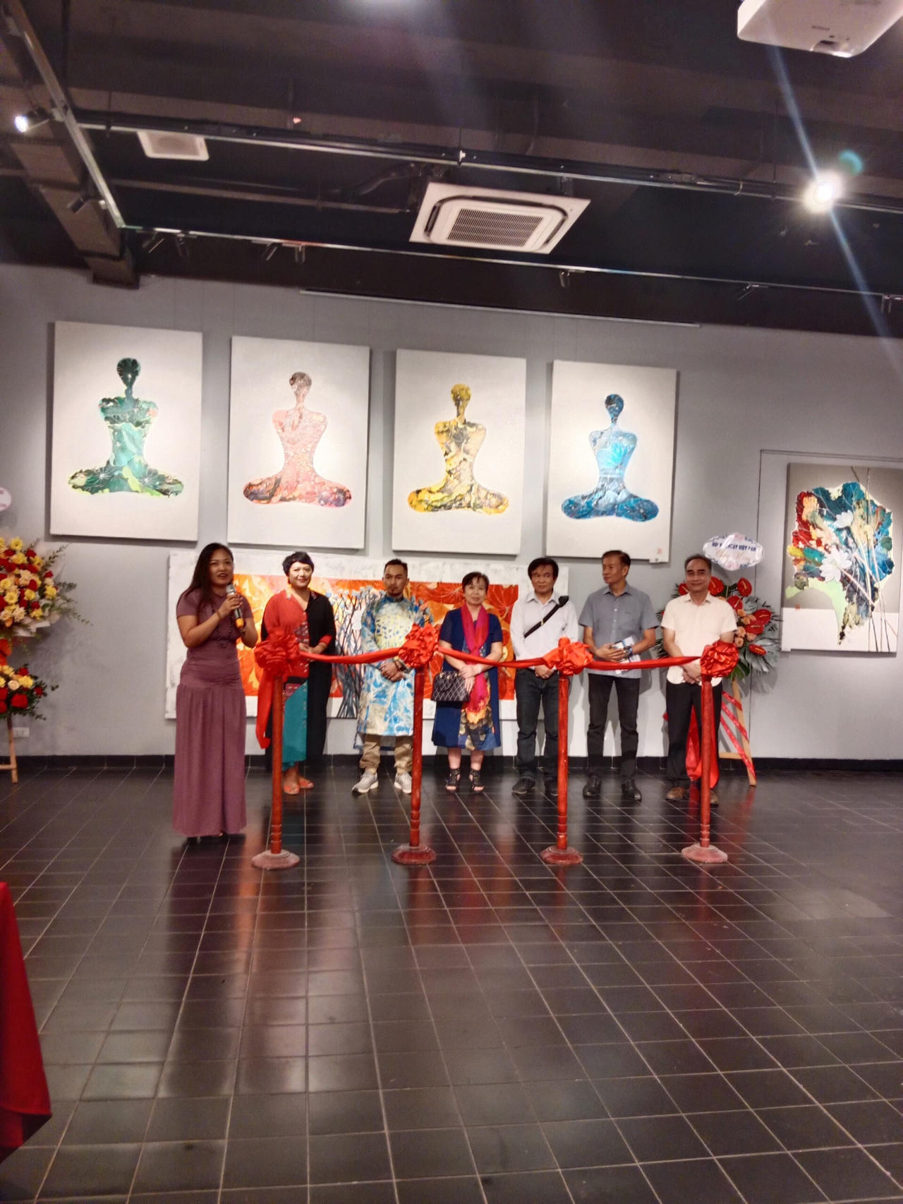 Những bức vẽ tươi mới về Sen của hoạ sĩ Lê Hoà