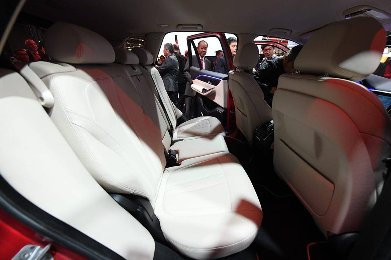 VinFast giới thiệu 2 mẫu xe đầu tiên gây choáng ngợp cho khách mời dự Paris Motor Show