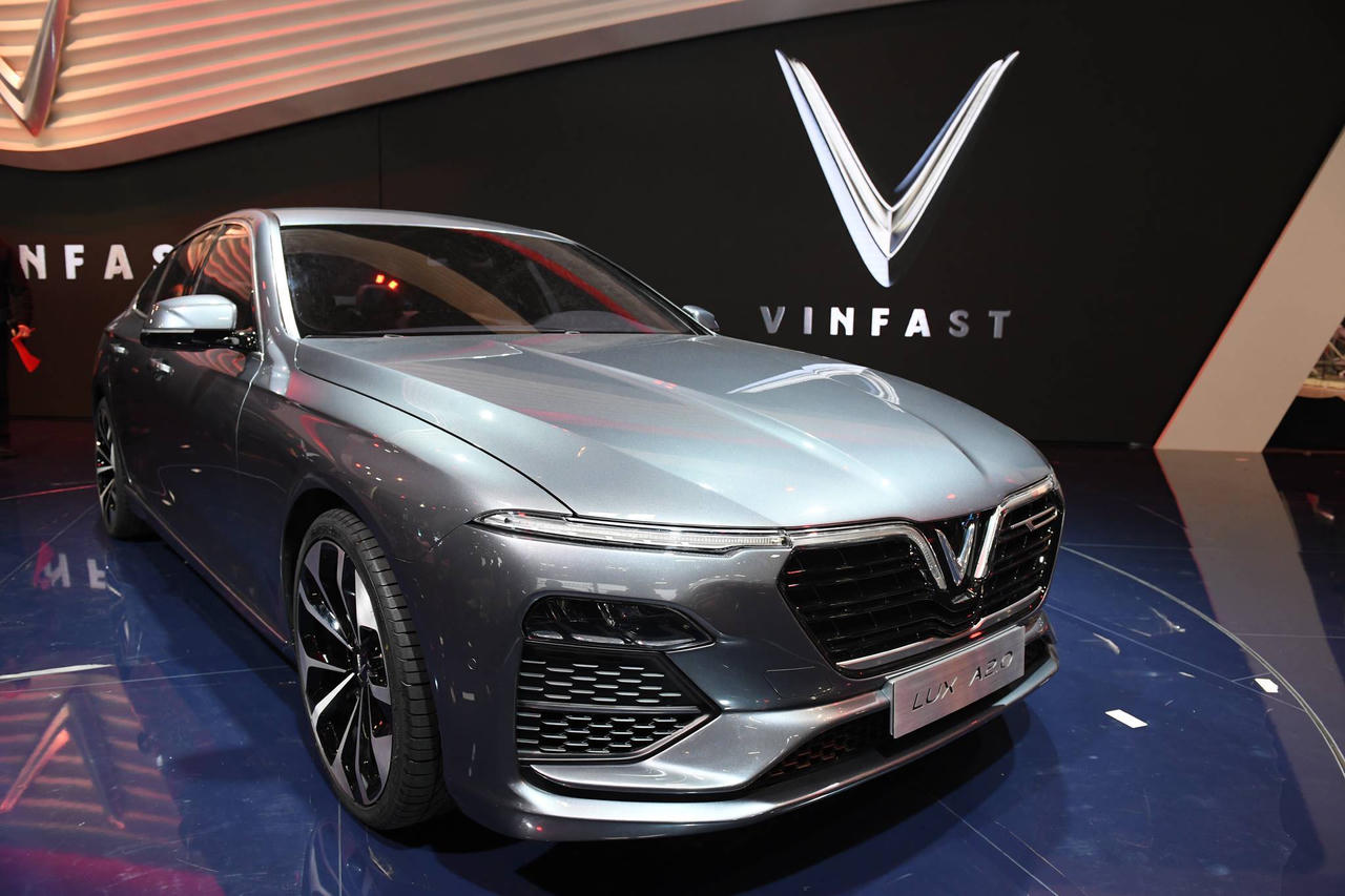 VinFast giới thiệu 2 mẫu xe đầu tiên gây choáng ngợp cho khách mời dự Paris Motor Show