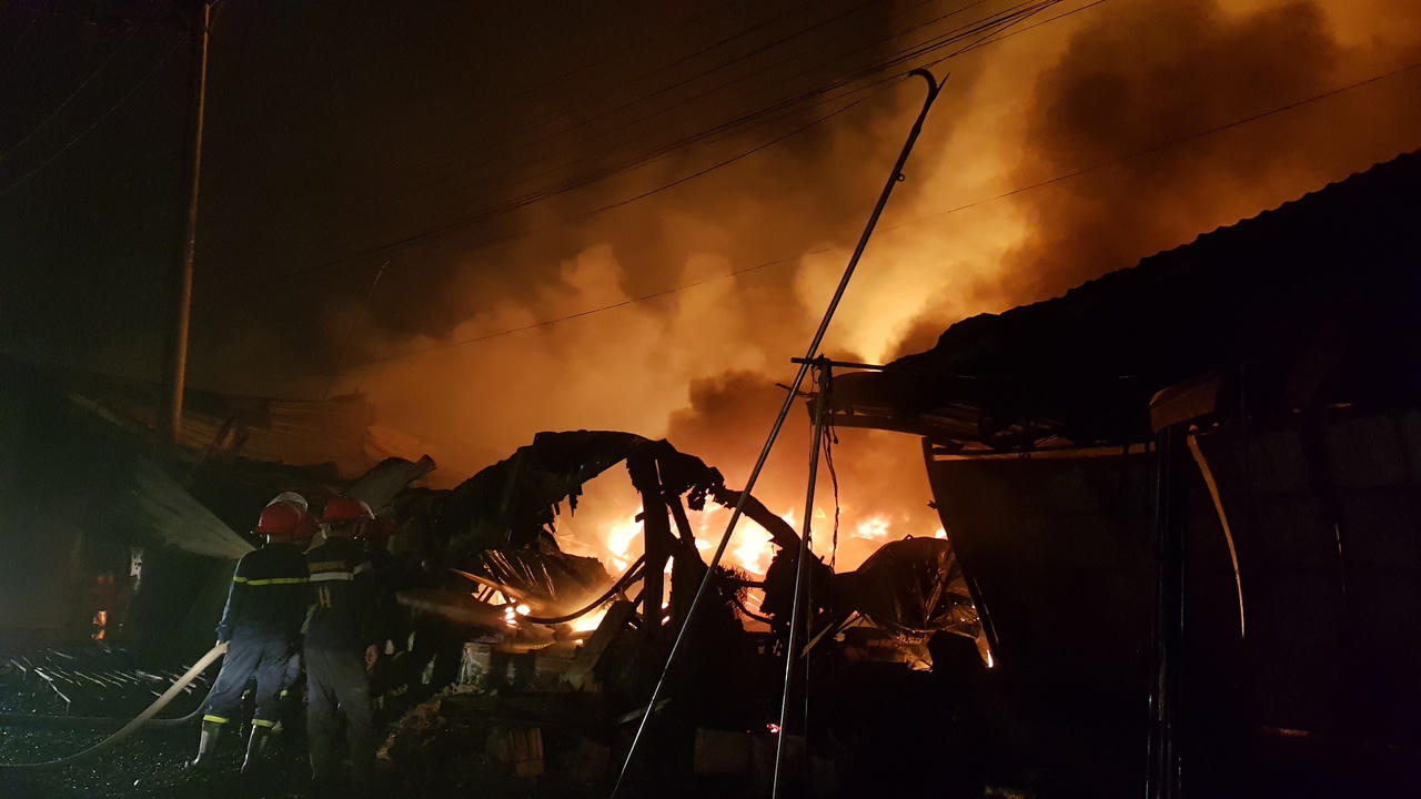 TP Biên Hòa, Đồng Nai: Cháy lớn ở xưởng gỗ trong đêm