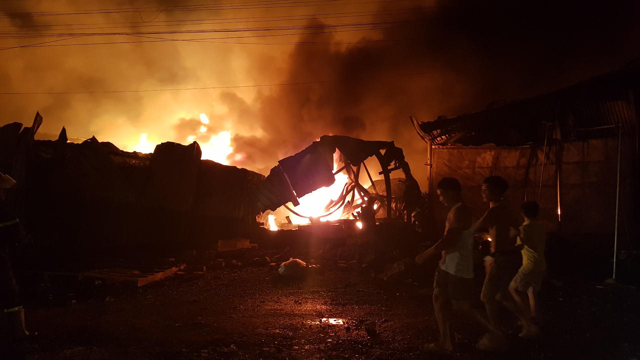 TP Biên Hòa, Đồng Nai: Cháy lớn ở xưởng gỗ trong đêm