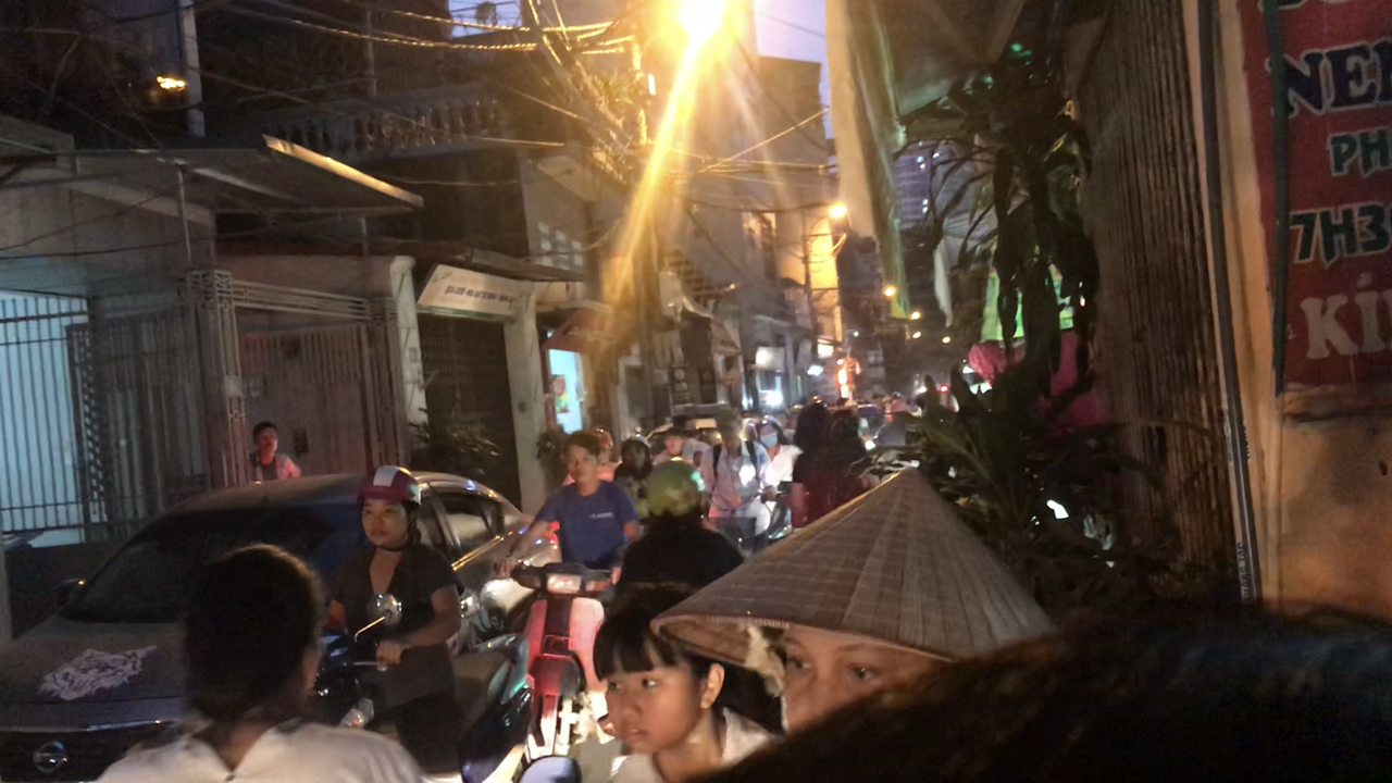 Hàng loạt bãi trông giữ xe ô tô không phép giữa Thủ đô ngang nhiên hoạt động 