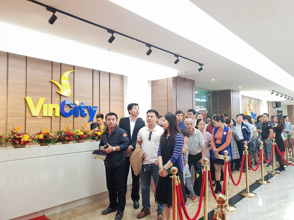Hàng nghìn khách hàng mãn nhãn với căn hộ mẫu VinCity Sportia ngày 23.12.2018.