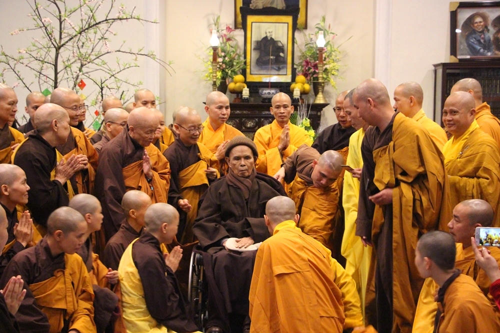 Thiền sư Thích Nhất Hạnh gặp phật tử đi lễ chùa đầu năm