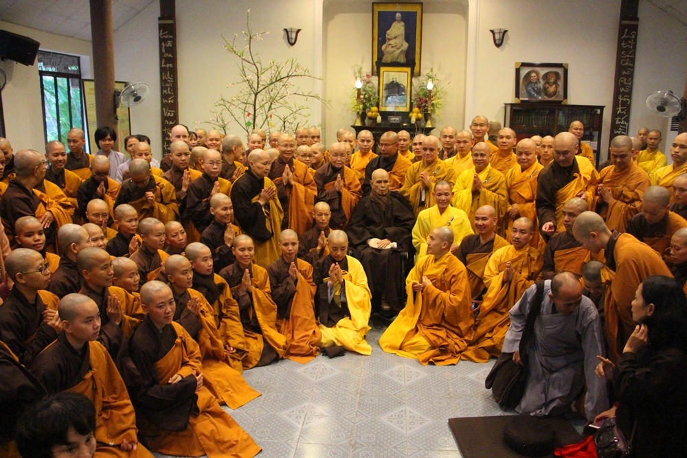 Thiền sư Thích Nhất Hạnh gặp phật tử đi lễ chùa đầu năm