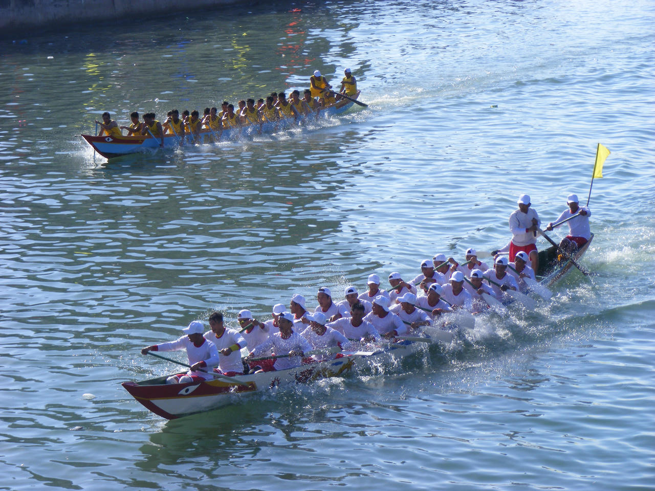 Bình Thuận: Sôi động Lễ Hội đua thuyền truyền thống Mừng Đảng Mừng Xuân