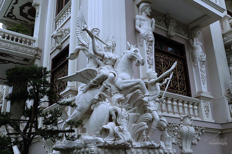 Choáng ngợp lâu đài gần 50 tỷ, xây suốt 9 năm của tỷ phú Nam Định