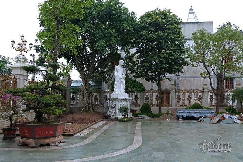 Choáng ngợp lâu đài gần 50 tỷ, xây suốt 9 năm của tỷ phú Nam Định