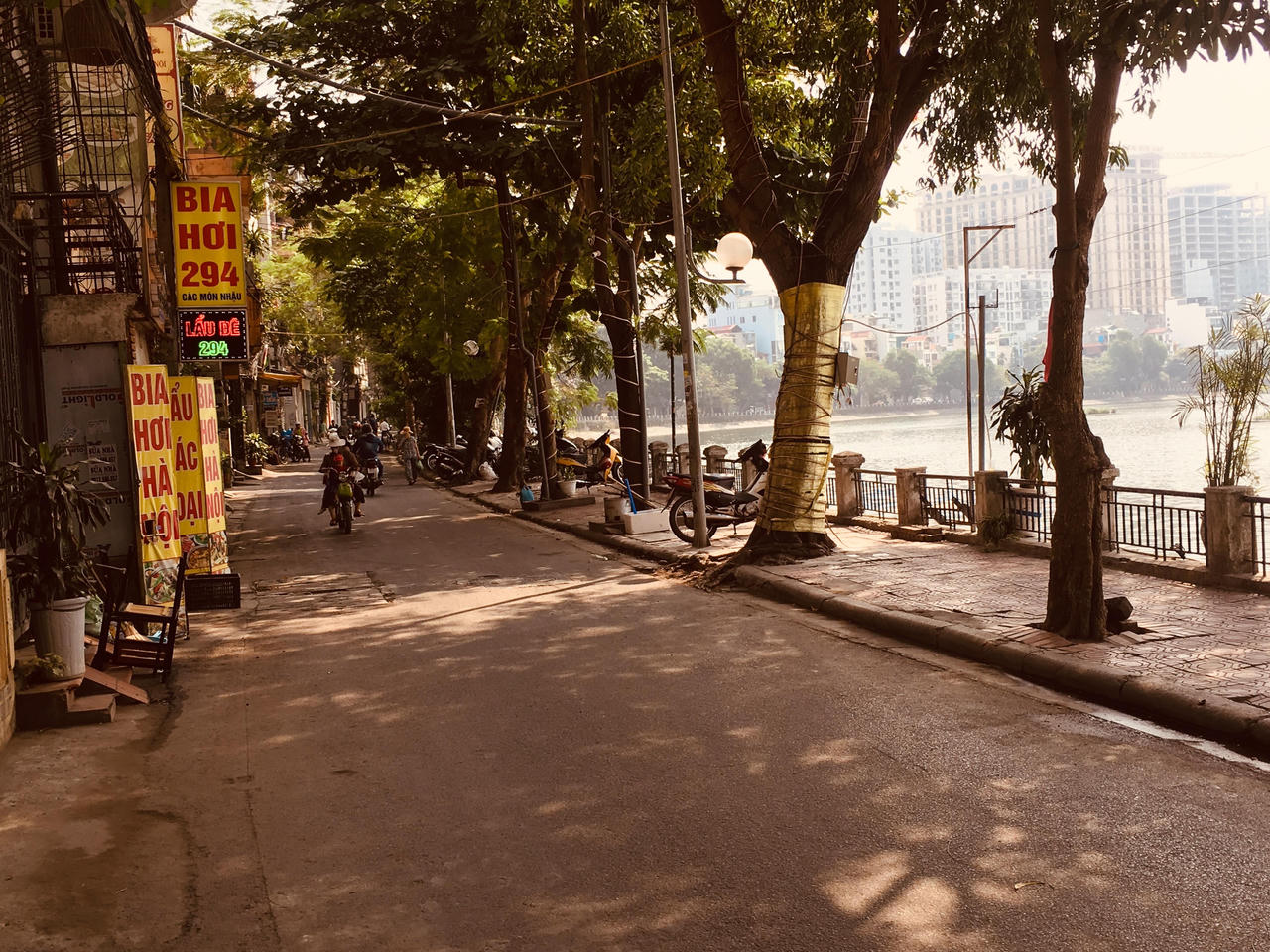 Hà Nội: Chủ quán bị xử phạt, vỉa hè hồ Hoàng Cầu đã thông thoáng