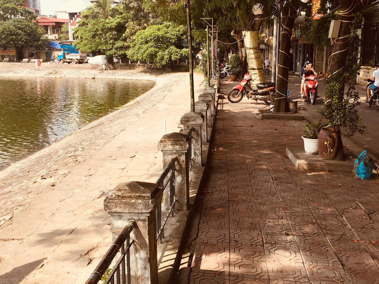 Hà Nội: Chủ quán bị xử phạt, vỉa hè hồ Hoàng Cầu đã thông thoáng