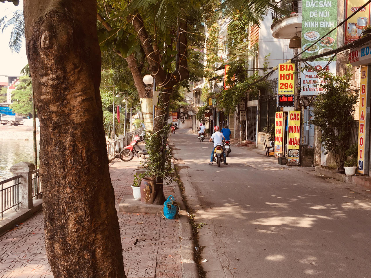 Hà Nội: Chủ quán bị xử phạt, vỉa hè hồ Hoàng Cầu đã thông thoáng