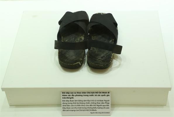 Xúc động trước những hiện vật giá trị, tư liệu lần đầu được công bố trong triển lãm chuyên đề “Người đi tìm hình của nước” tại Bảo tàng Hồ Chí Minh