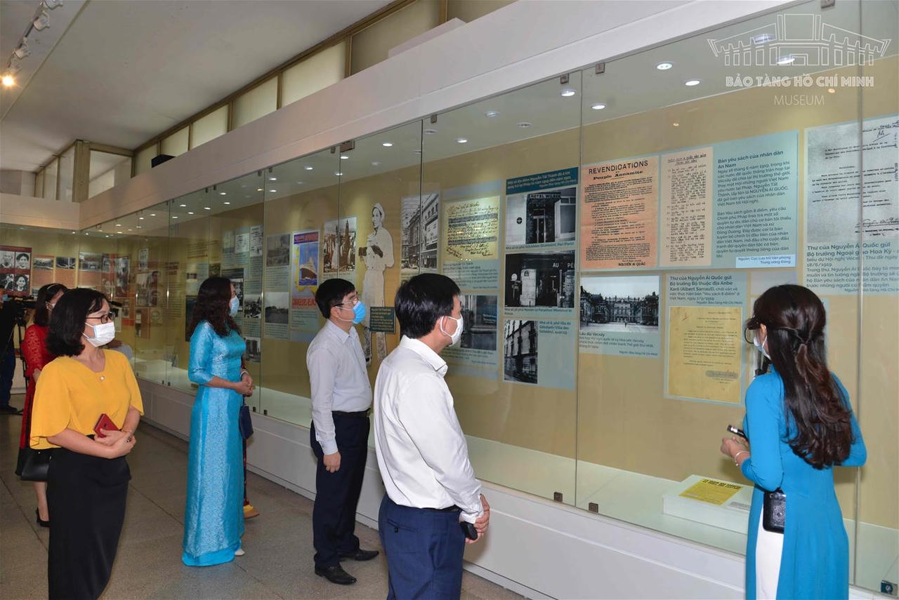 Xúc động trước những hiện vật giá trị, tư liệu lần đầu được công bố trong triển lãm chuyên đề “Người đi tìm hình của nước” tại Bảo tàng Hồ Chí Minh