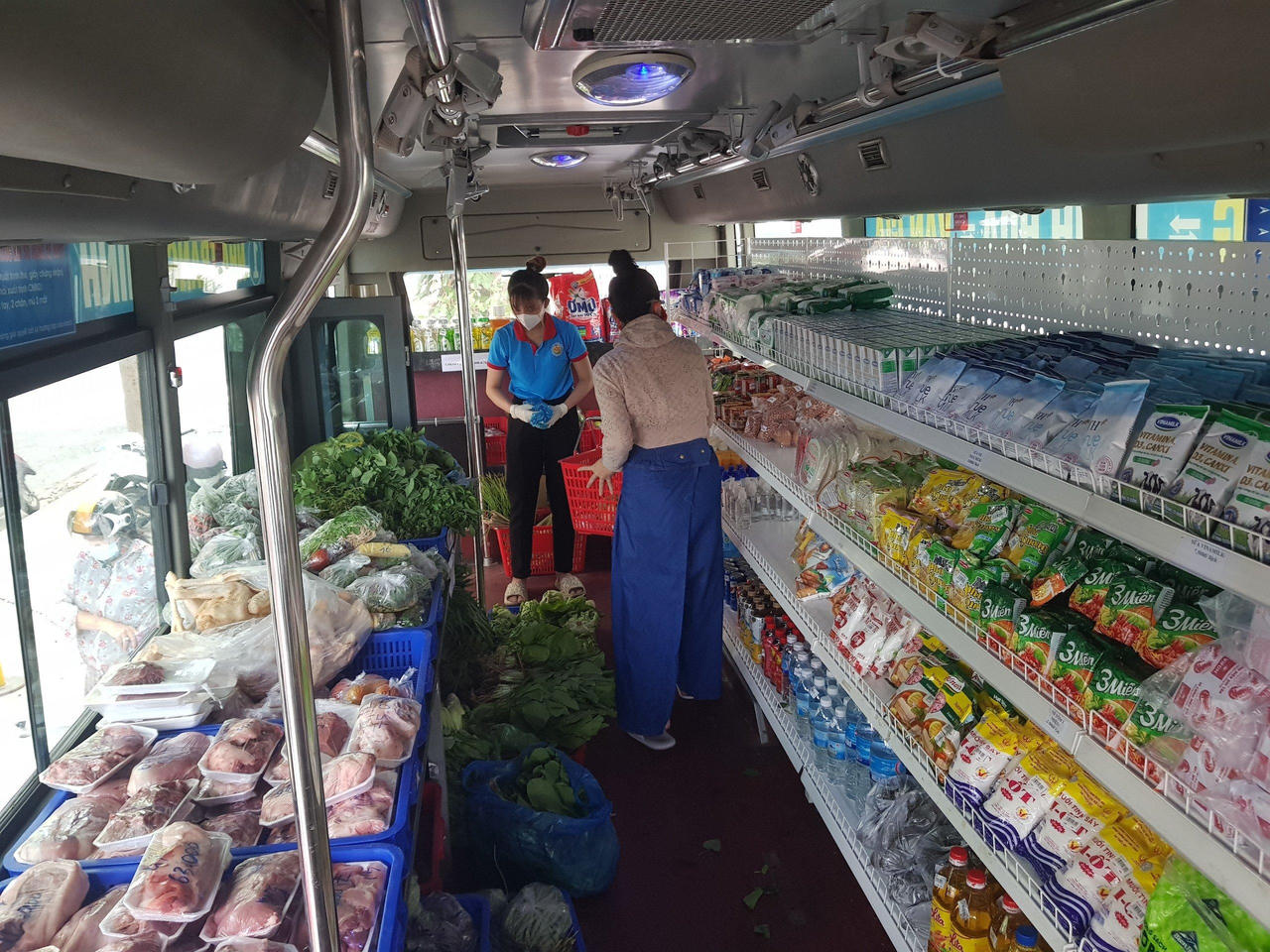 Khi chợ “chạy” đến nhà