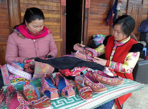 Nghề làm giày thêu của người Xạ Phang là Di sản văn hóa phi vật thể quốc gia
