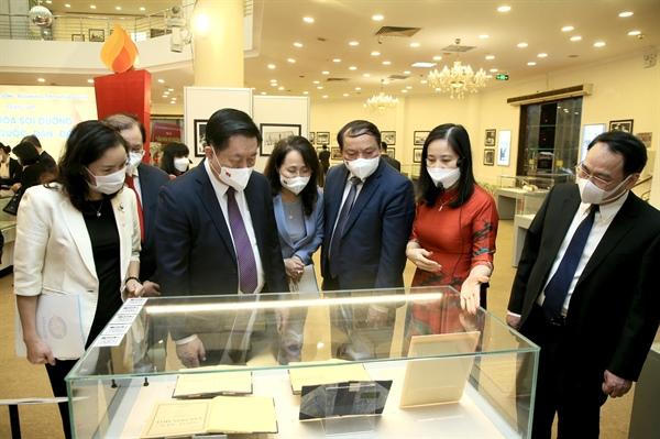 Khai mạc triển lãm "Văn hóa soi đường cho quốc dân đi"