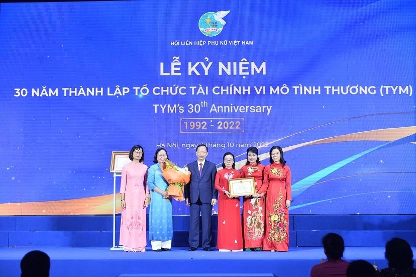 30 năm đóng góp vào "bậc thang đi lên" của phụ nữ