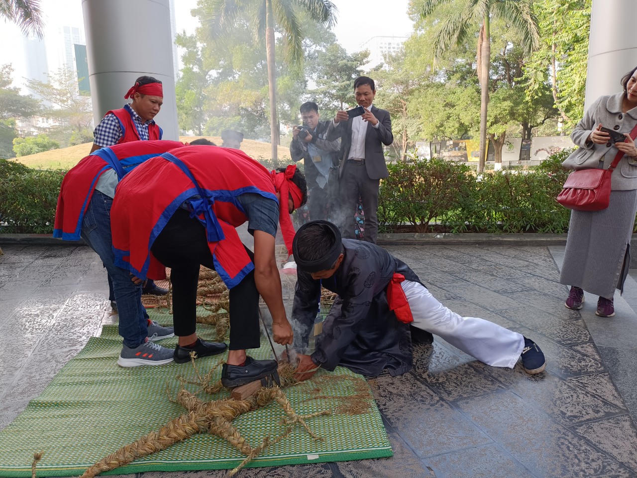 Trải nghiệm tục kéo dây lấy lửa độc đáo tại Bảo tàng Dân tộc học