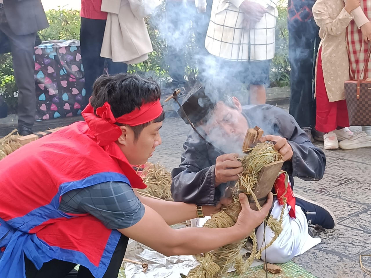 Trải nghiệm tục kéo dây lấy lửa độc đáo tại Bảo tàng Dân tộc học