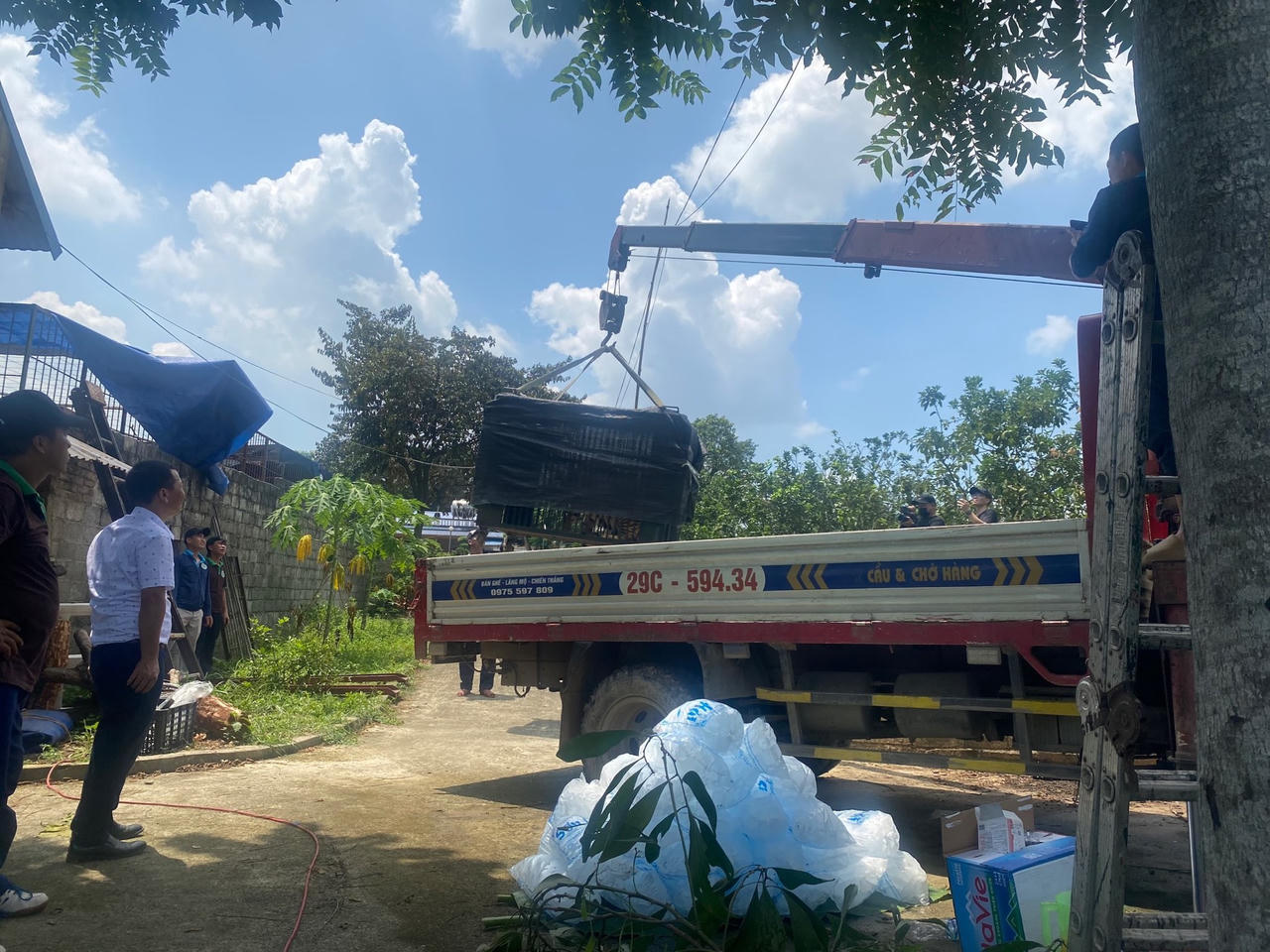 Hộ dân tiến hành bàn giao 6 cá thể hổ cho Nhà nước