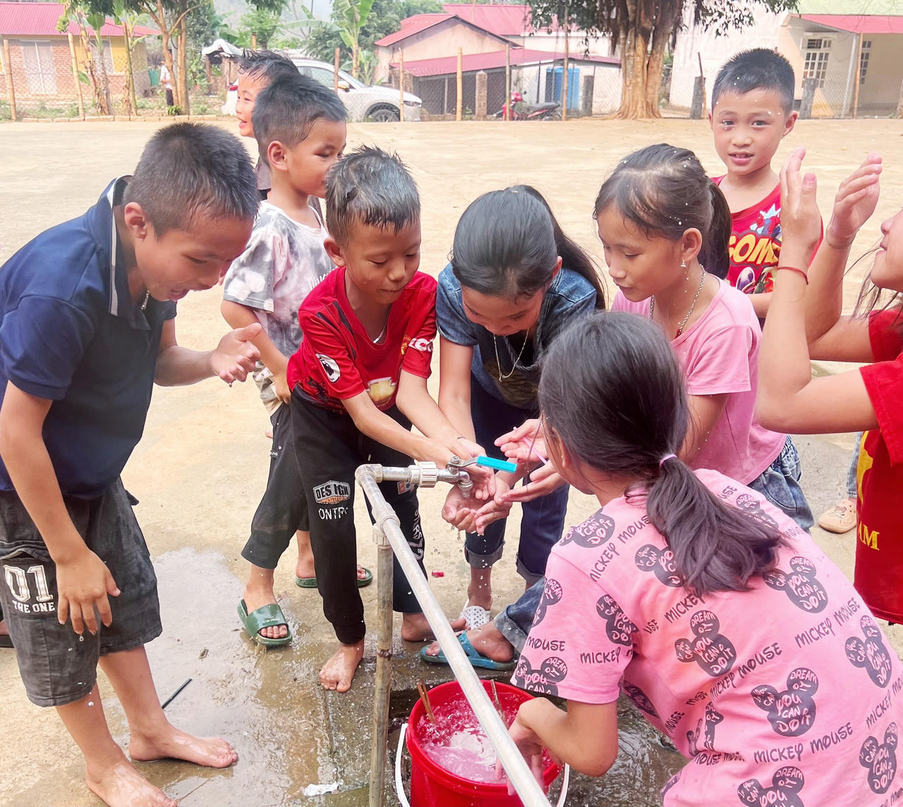 Niềm vui nước sạch về bản