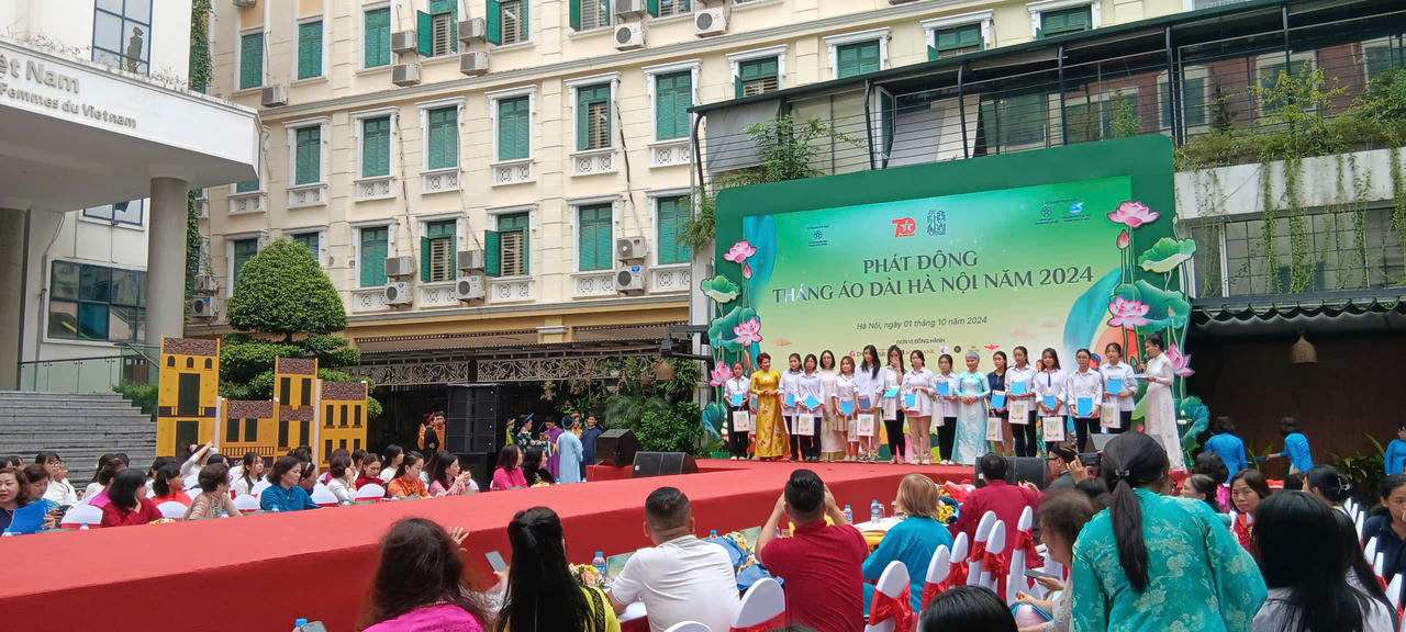 Phụ nữ Thủ đô rạng rỡ áo dài đón tháng 10