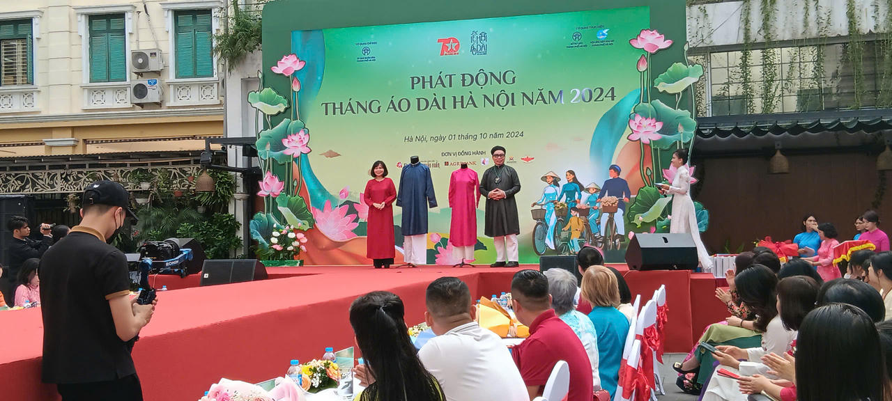 Phụ nữ Thủ đô rạng rỡ áo dài đón tháng 10