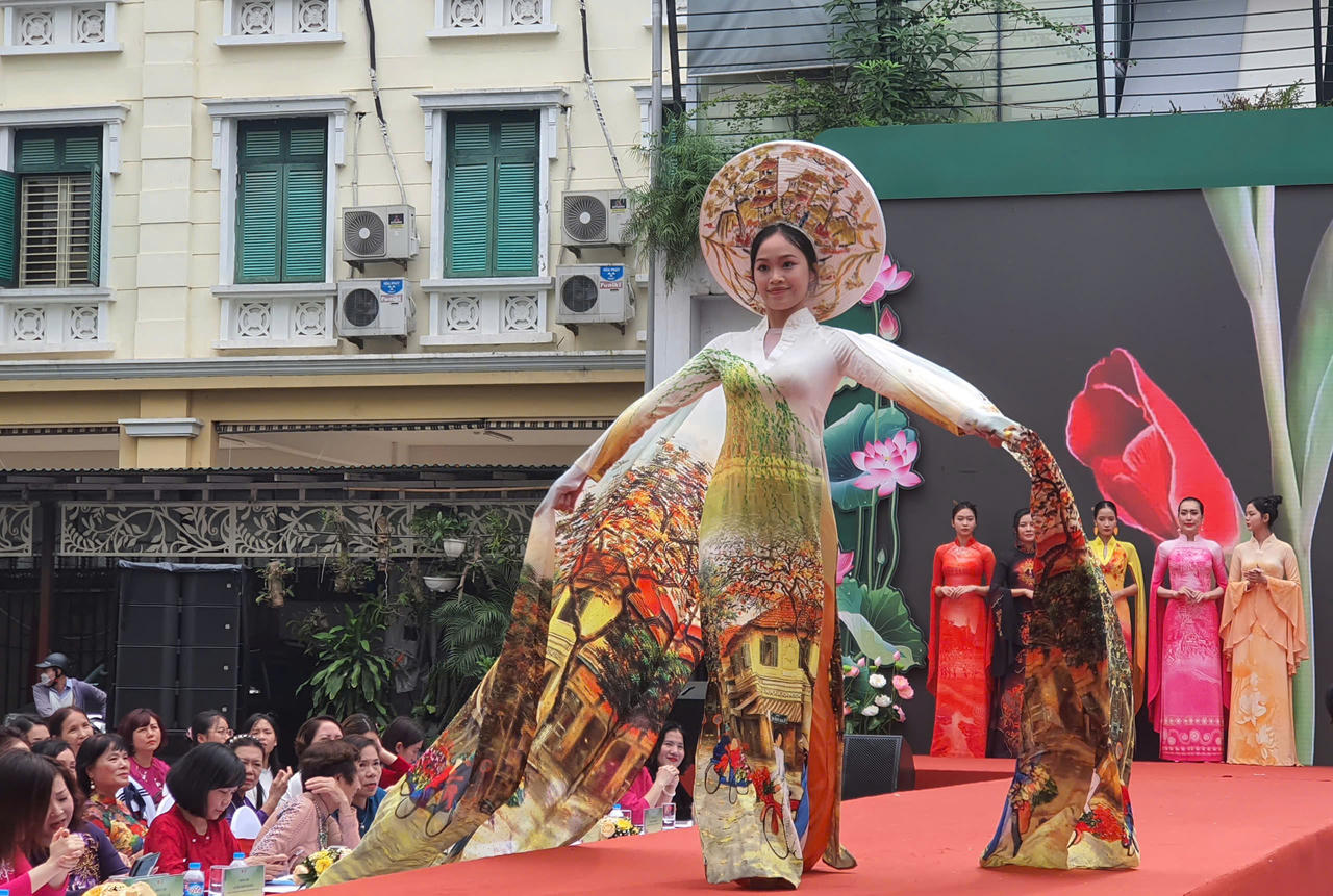 Phụ nữ Thủ đô rạng rỡ áo dài đón tháng 10