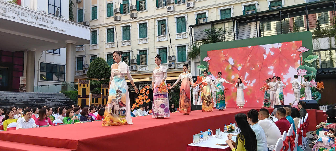 Phụ nữ Thủ đô rạng rỡ áo dài đón tháng 10