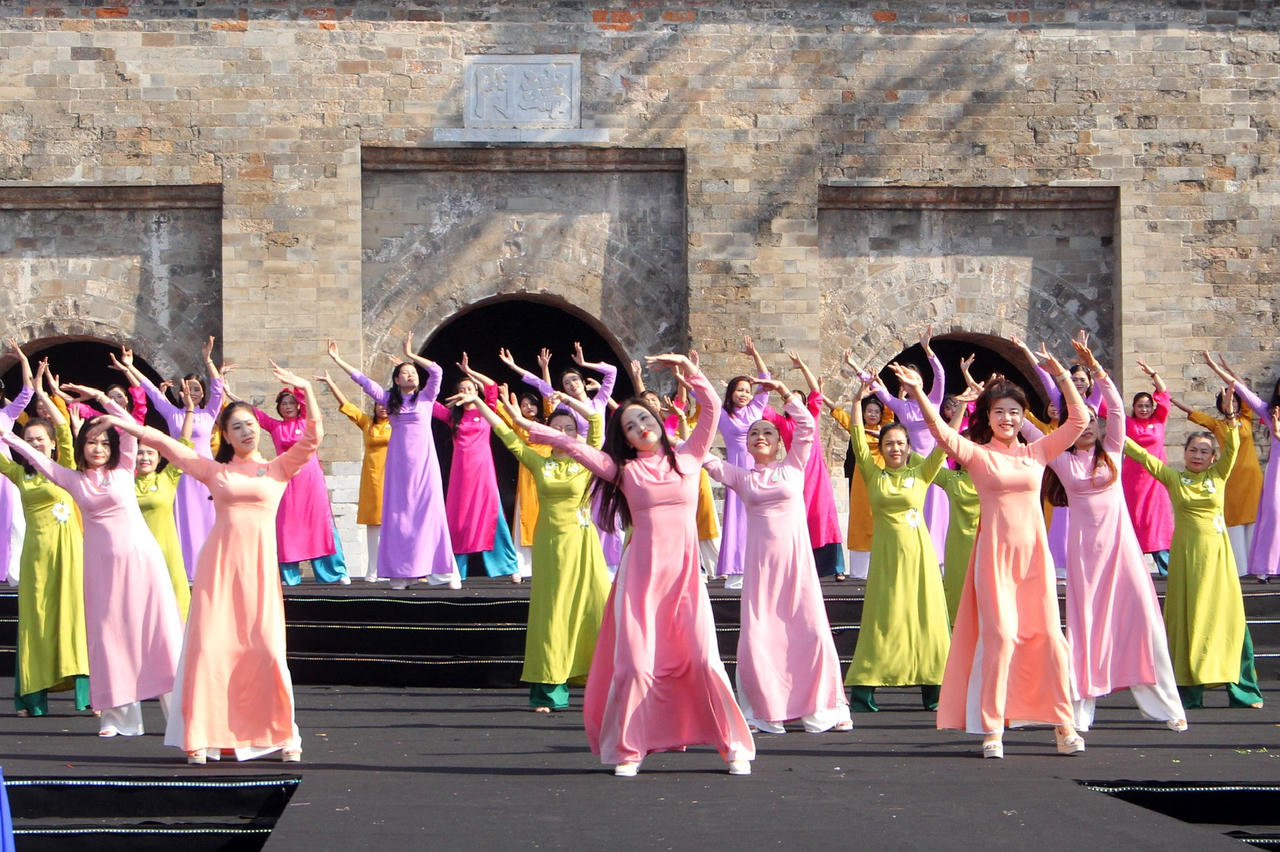 Phụ nữ Hà Nội đẹp rạng ngời trong Ngày hội Văn hóa vì hòa bình